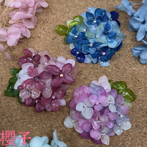 ギフトにも！ プリザーブドフラワーの紫陽花そのままブローチで♪雨の日紫陽花