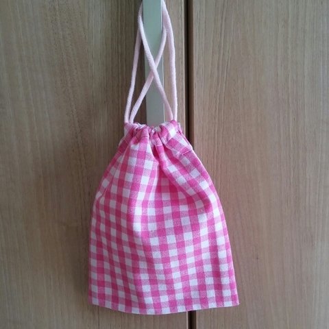 ピンクのギンガムチェックのミニ巾着袋