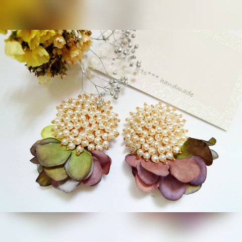 大ぶり　つぶつぶパールと造花のピアス【ニュアンスパープル】