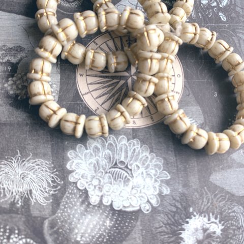 再販【4コセット】JIRI＊IVANA #czech beads#チェコビーズ　bell 11㎜　tulip  ivory white/bronze