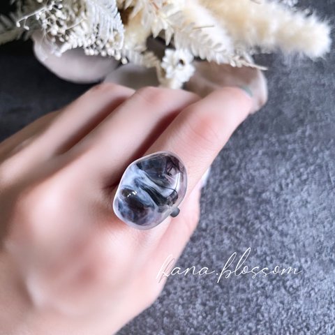 glass wave oval monotone tortoiseshell ring