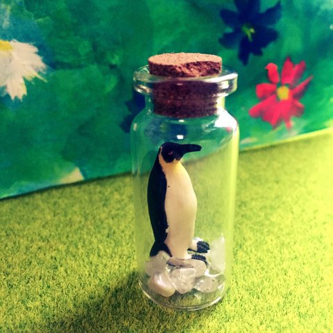 ガラス瓶のペンギン