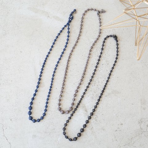 【糸のネックレス】スフィア・プラス60㎝ネックレス（ラメ）　カジュアル　カラフル　金属アレルギー　軽いネックレス　シンプル　