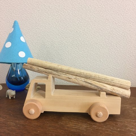 送料込み🎵　木のぬくもり おもちゃの車【木材運搬トラック】