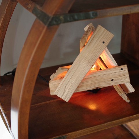 Stand Light -焚火- (M)　調光スイッチ　フィラメント電球　丸太を斧で割った「へぎ板」　木シェード　屋内用スタンドライト　テーブルランプ