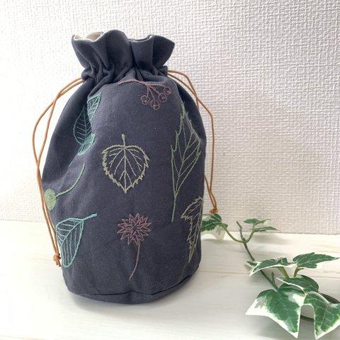 刺繍・丸底巾着『実と葉っぱ』 チャコールグレー