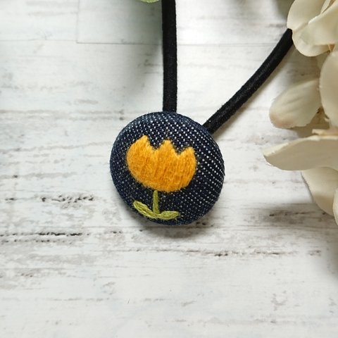 黄色いチューリップの刺繍くるみボタンのヘアゴム