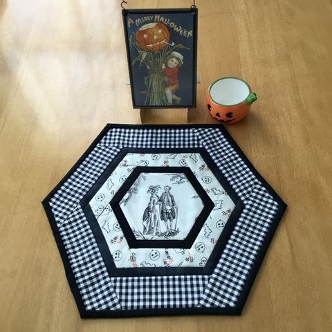 ハロウィン骸骨さん白黒の六角形パッチワークキルトマット、ハロウィンテーブルマット、Halloween table mat, monotone toile、お化け、コウモリ