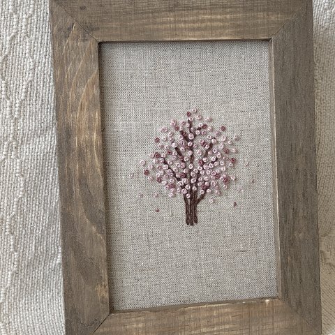 桜の刺繍𓂃 壁掛け額縁