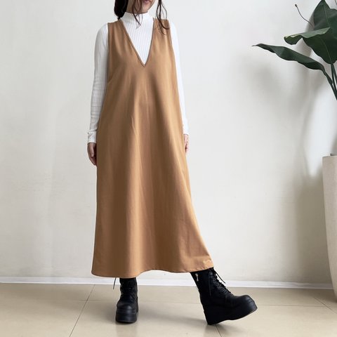 【 短め丈90㎝ 】スウェット素材　VカットAラインジャンパースカート（ Camel ）
