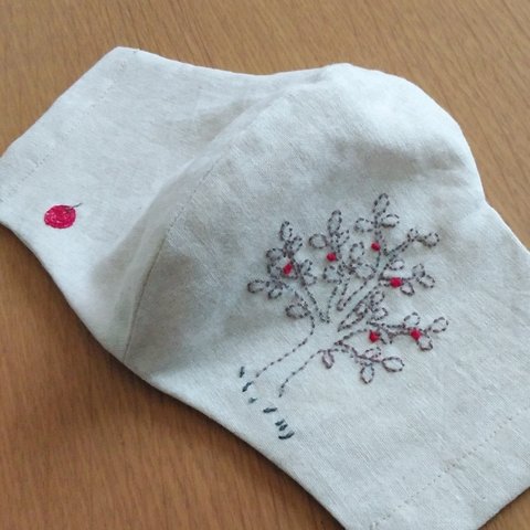 りんごツリー　リネン生地の手縫い刺繍マスク　手刺繍