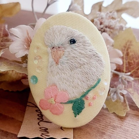 【受注生産】＊マメルリハインコ刺繍＊オーバル型ブローチ❁お花と一緒に…❁