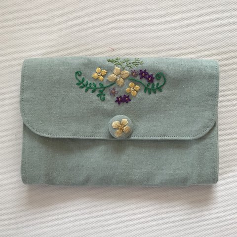 コットンリネン製　花の刺繍とくるみボタンのマルチケース（カードケース）ファスナー付