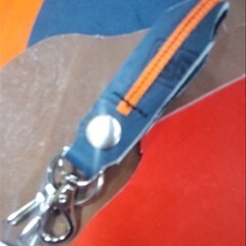 グラブの革製　手作りのセパレートキーホルダー　JブルージXオレンジ/ブラック 