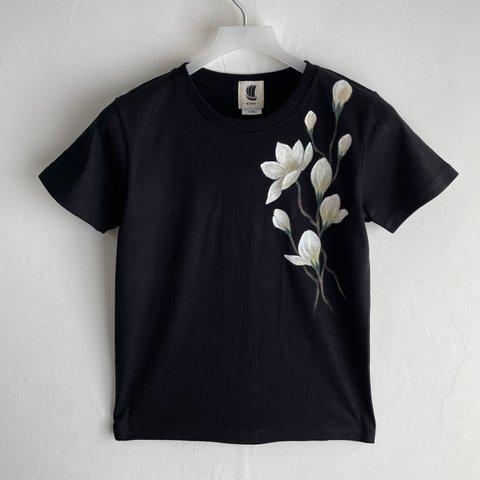 手描き木蓮柄Tシャツ ブラック　手描きで描いたモクレンの花柄Tシャツ