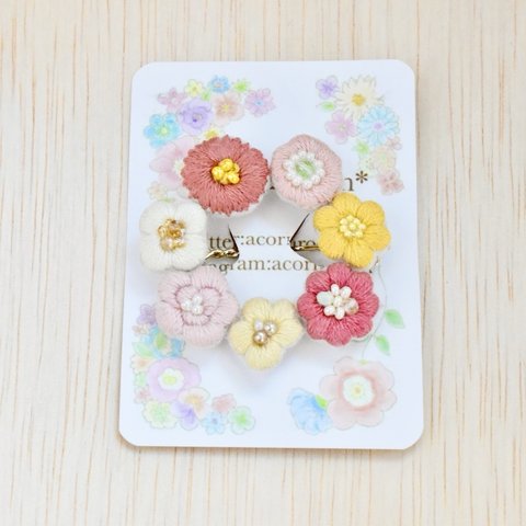 お花刺繍のリースクリップ