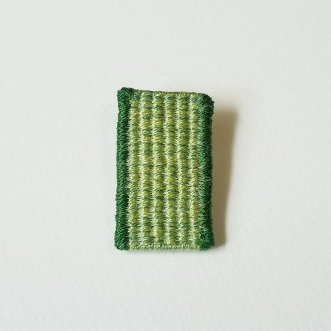 畳(新)の刺繍ブローチ