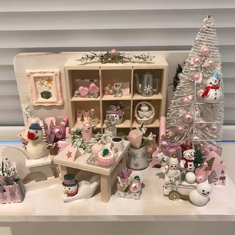 ミニチュアピンククリスマス   ドールハウス