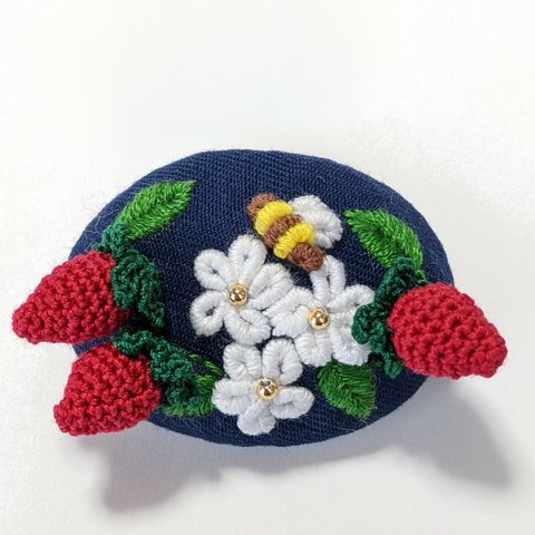 くるみボタン　刺繍　ブローチ　苺とハチさん