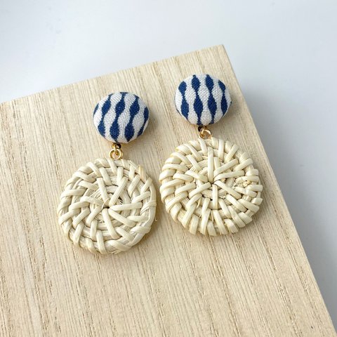 手染め pierced earrings 釦+　立涌 籐白