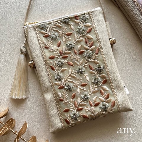 【受注制作🪡】インド刺繍リボンスマホポシェット greenflower𓆸 薄いベージュ🤎スマホショルダー お散歩ショルダー サコッシュ　再販！