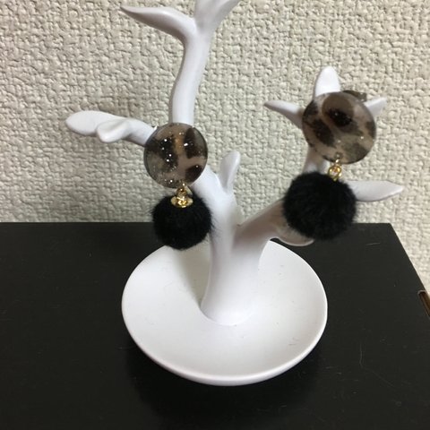 ポンポンピアス