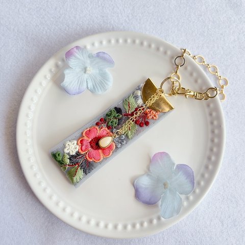 【バッグチャーム】ライトブルー赤い大きな花の刺繍リボンのバッグチャーム