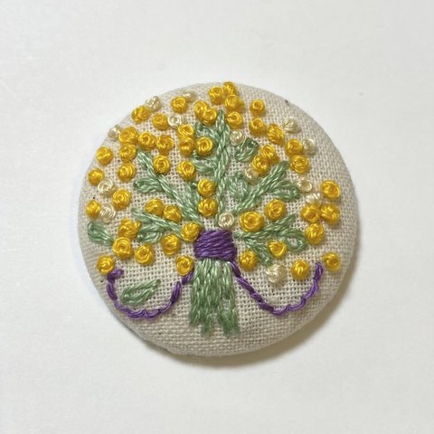 ミモザ　花束　くるみボタン　刺繍ブローチ