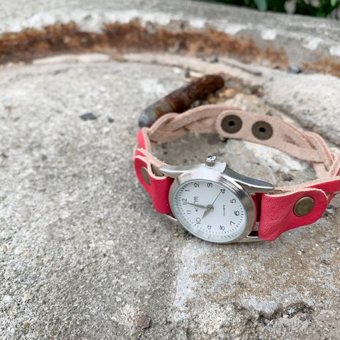 ▲EDGE モノトーンコーデに合わせたい赤メッシュ「エッジニット 腕時計」手元スッキリ見せ（EKW-RR）