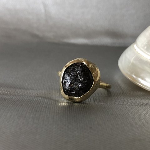 ガーネット原石と真鍮の指輪