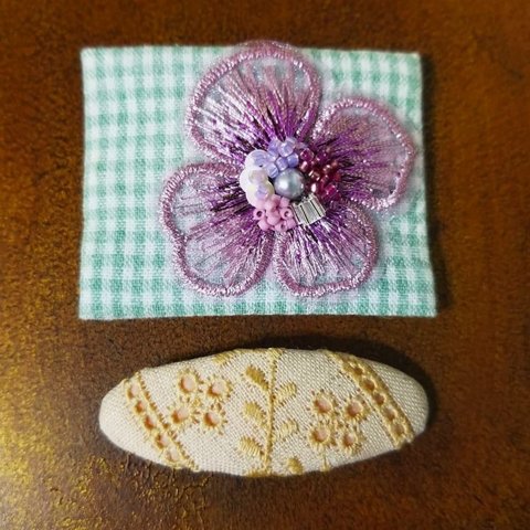 ビーズ刺繍のぱっちんピン　2本セット