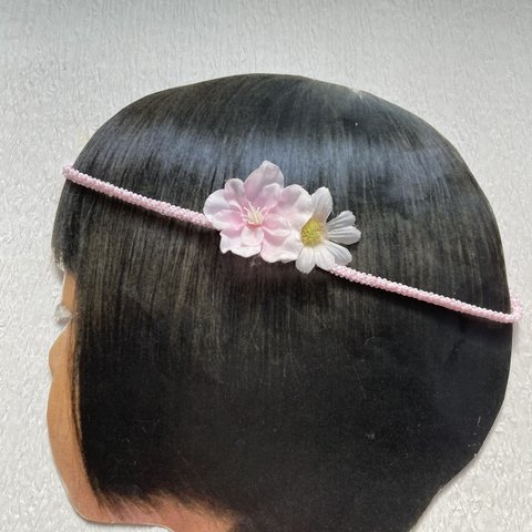 髪の生え揃っていない赤ちゃんのピンクのヘアーバンド（髪飾り）が出来ました。