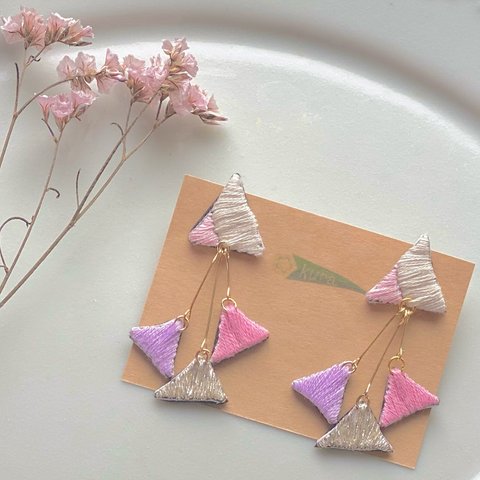 「桜餅」三角ぷらぷら刺繍ピアス