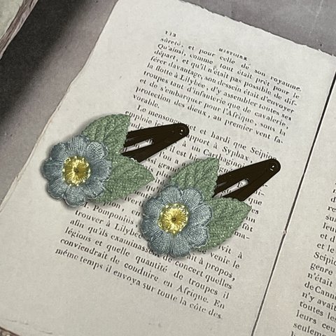 刺繍のお花が可愛い（ブルー系）パッチンドメ
