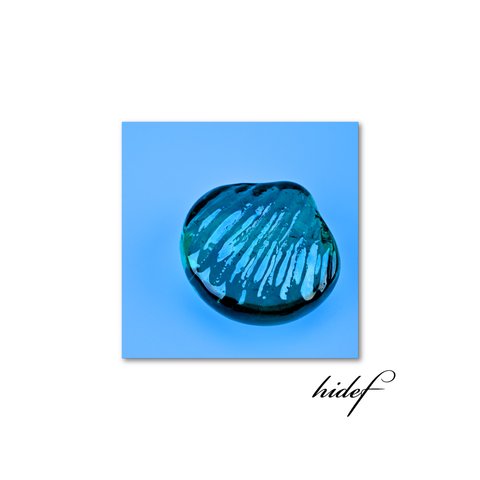 【送料無料】貝の形状をした青いガラス石が一つ（sq2310004）