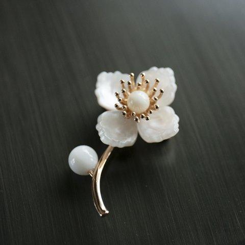 シェルパールと白いお花　ブローチ