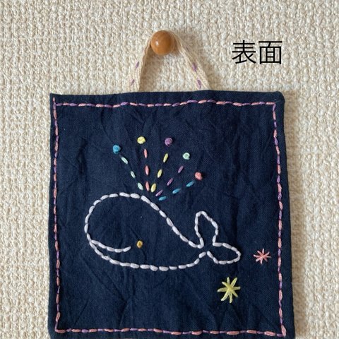 小さな刺繍絵画　くじらと不思議なきのこ