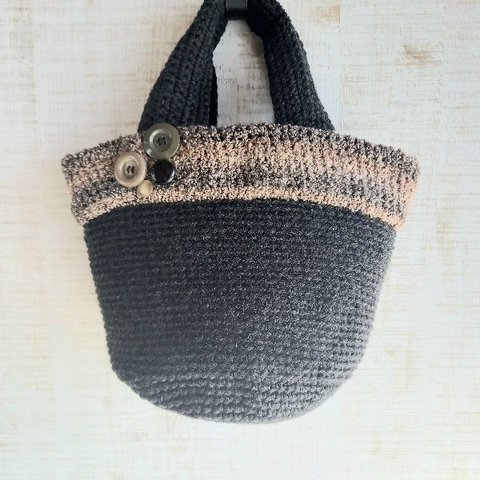COOLでシックなカラーは大人の女性のために！手編みニットバッグに！[上品に、艶やかに]２種類の異なった毛糸を編み上げコーィネイトしたBag！しっかり自立します。