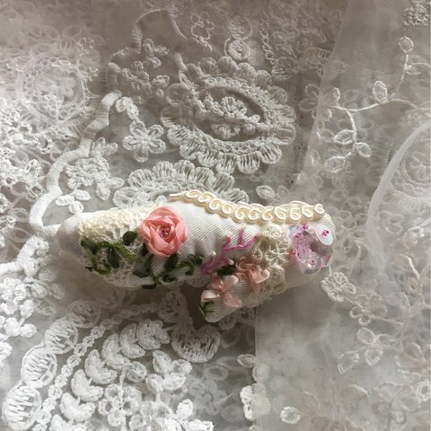 ピンクの薔薇靴型ブローチ