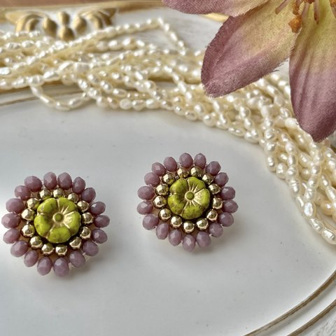 紫のアンティーク調花イヤリング🌼ビーズ刺繍