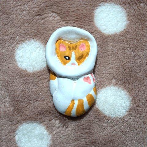 【マグネット】仰向けカラー猫（片目猫チャイ子・カラー付き）【3-2】【焼成粘土・手描き色付け・マグネット２個付け】【タマチャイ】