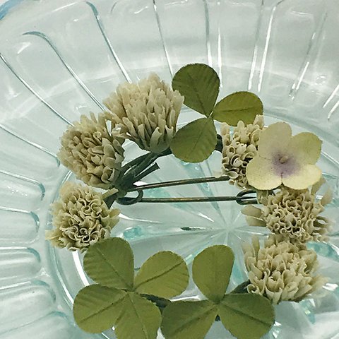 夜の夢のブローチ(シロツメクサの花冠ブローチ)