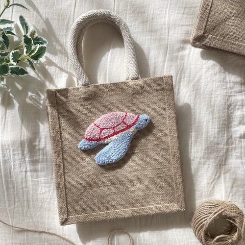 ウミガメ　ジュートバッグ　トート　カラフル　ランチバッグ　刺繍　海　生きもの　動物　ナチュラル　ギフト　パンチニードル　（水色）