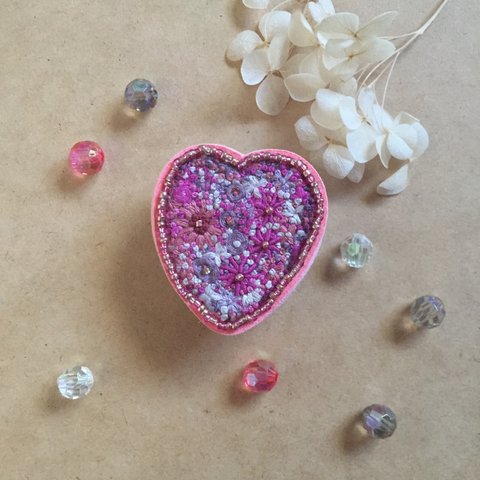 花刺繍のピルケース  pink heart