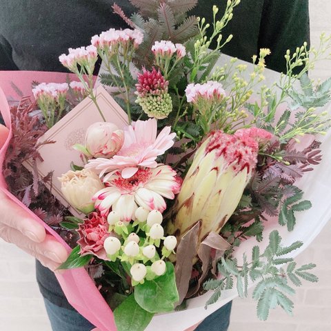 母の日＊ワイルドフラワー入り＊生花の花束スワッグ＊ドライになります　ウェディング　両親贈呈 結婚式  ウェルカムスペース ディスプレイ 誕生日 記念日 お祝い 還暦