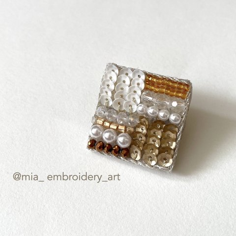 ワンポイントに♡スクエア刺繍ブローチ (Silver.Orange)