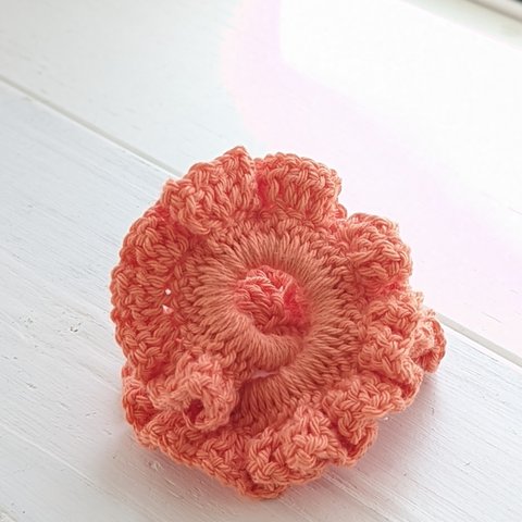 crochet クロッシェ 夏にピッタリのシュシュ コーラルオレンジのヘアアクセサリー