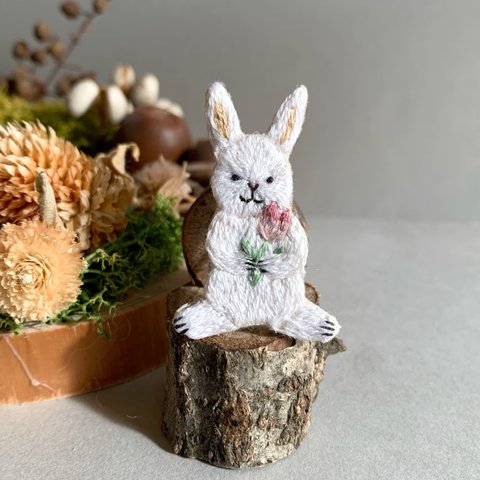 チューリップとうさぎさんのブローチ【 刺繍　刺繍ブローチ　動物ブローチ　うさぎ　チューリップ　春 】