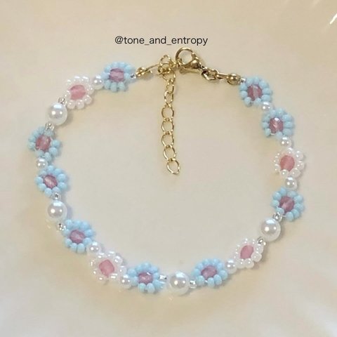 ベビーブルーのお花のビーズブレスレット / Baby blue beaded flowers bracelet