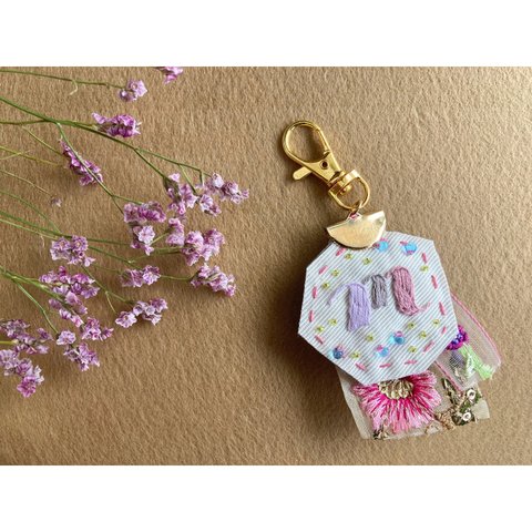 手刺繍　イニシャルキーホルダー　【ｍ３】